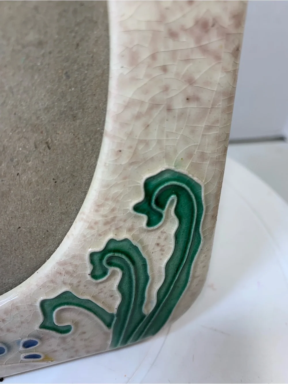 Crackle Ceramic Dolphin & Seaweed Square with Oval Picture               3837
